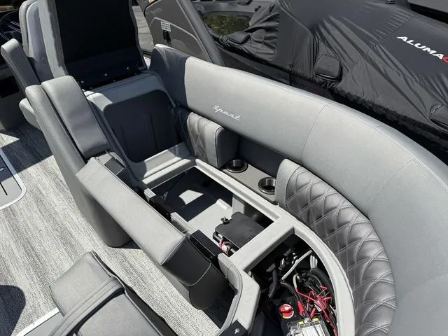 Slide: The Image of Bennington R Bowrider Quad Bench 25RTFBA Tritoon 2025 - 25