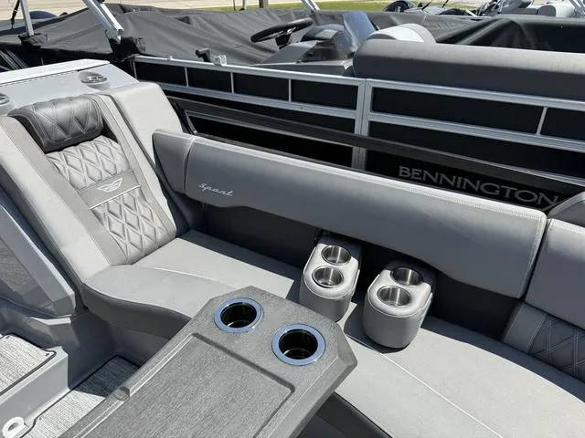 Slide: The Image of Bennington R Bowrider Quad Bench 25RTFBA Tritoon 2025 - 6