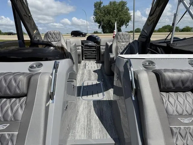 Slide: The Image of Bennington R Bowrider Quad Bench 25RTFBA Tritoon 2025 - 8