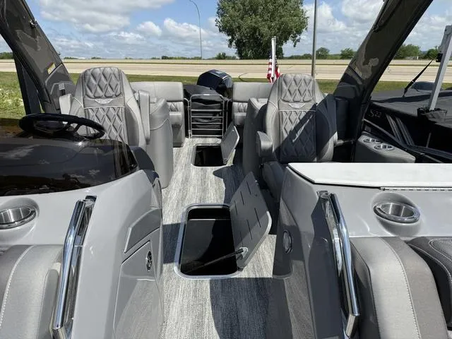 Slide: The Image of Bennington R Bowrider Quad Bench 25RTFBA Tritoon 2025 - 9