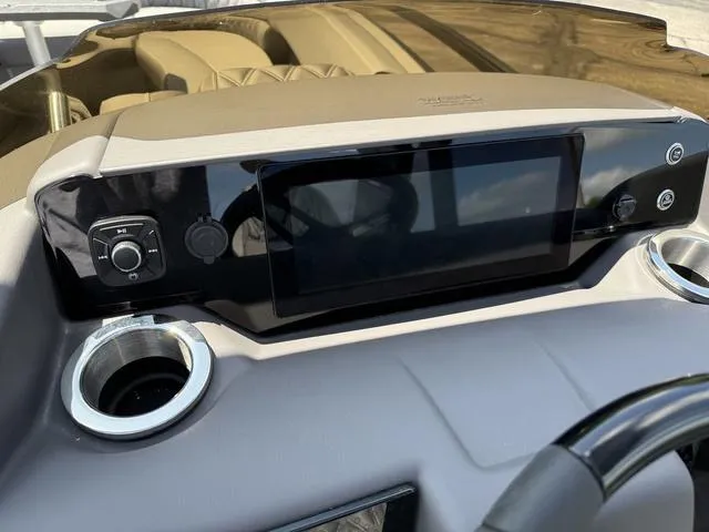 Slide: The Image of Bennington R Bowrider Quad Bench 25RTFBA Tritoon 2025 - 15