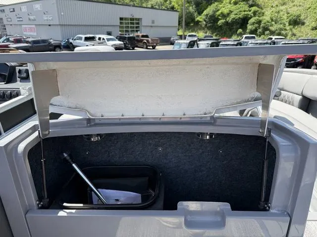 Slide: The Image of Bennington R Bowrider Quad Bench 25RTFBA Tritoon 2025 - 20