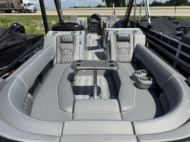 Slide: The Image of Bennington R Bowrider Quad Bench 25RTFBA Tritoon 2025 - 4