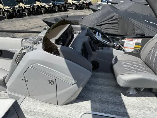 Slide: The Image of Bennington R Bowrider Quad Bench 25RTFBA Tritoon 2025 - 10