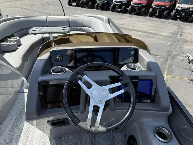 Slide: The Image of Bennington R Bowrider Quad Bench 25RTFBA Tritoon 2025 - 13