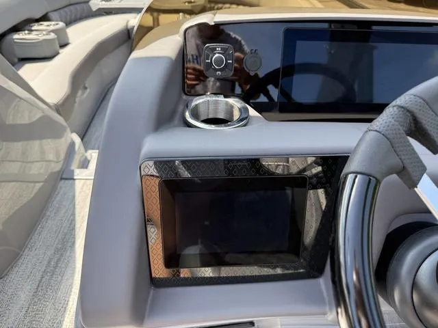 Slide: The Image of Bennington R Bowrider Quad Bench 25RTFBA Tritoon 2025 - 14