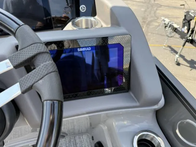 Slide: The Image of Bennington R Bowrider Quad Bench 25RTFBA Tritoon 2025 - 16