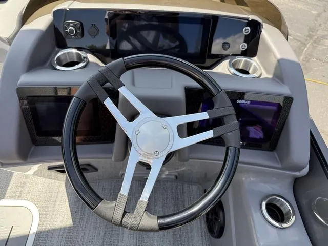 Slide: The Image of Bennington R Bowrider Quad Bench 25RTFBA Tritoon 2025 - 17