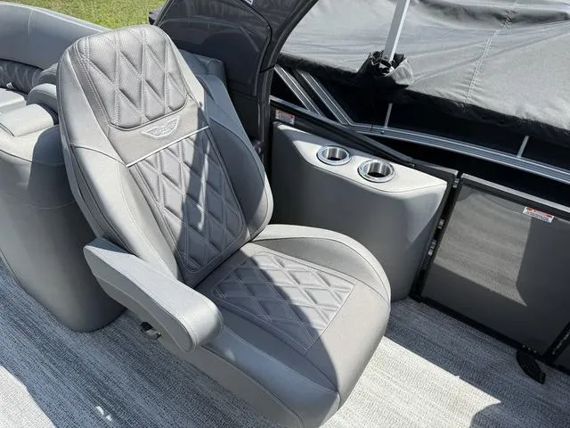 Slide: The Image of Bennington R Bowrider Quad Bench 25RTFBA Tritoon 2025 - 18