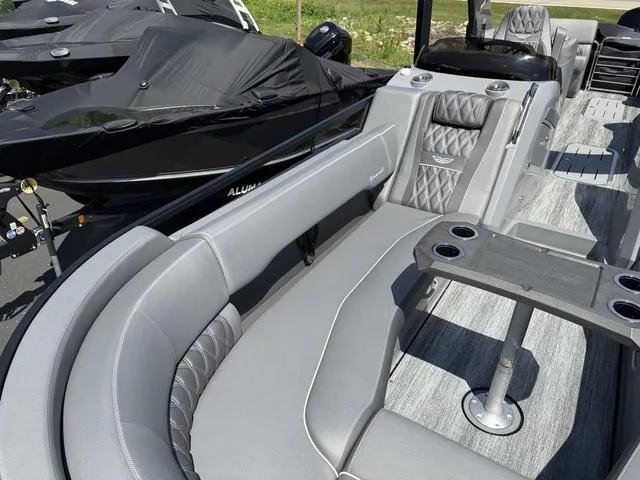 Slide: The Image of Bennington R Bowrider Quad Bench 25RTFBA Tritoon 2025 - 5