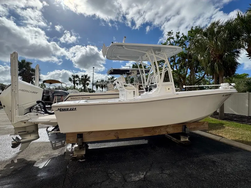 Slide: The Image of 1986 Mako 224 CC boat on display under cloudy sky. - 2