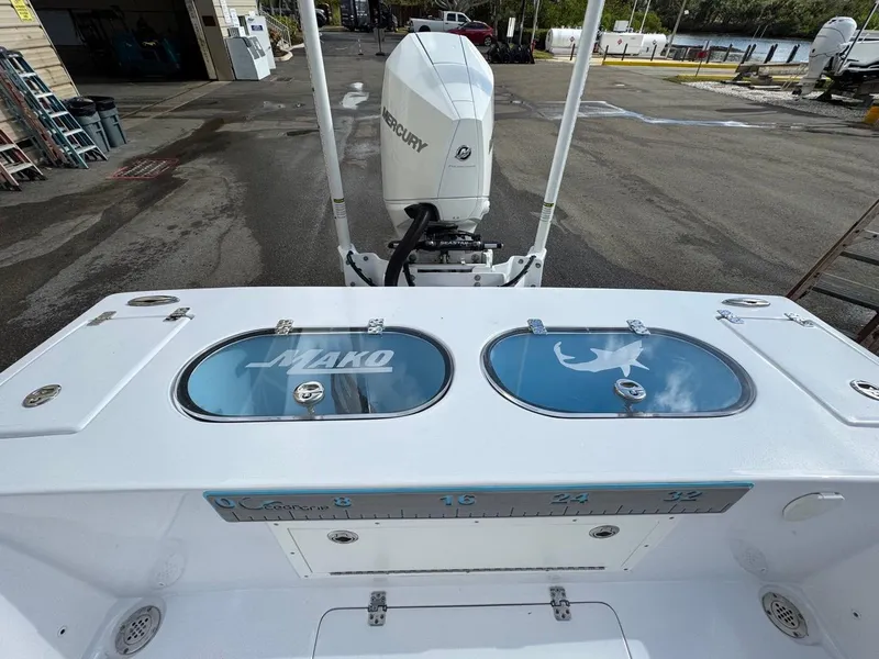 Slide: The Image of 1986 Mako 224 CC boat with Mercury outboard engine, featuring dual livewells. - 5