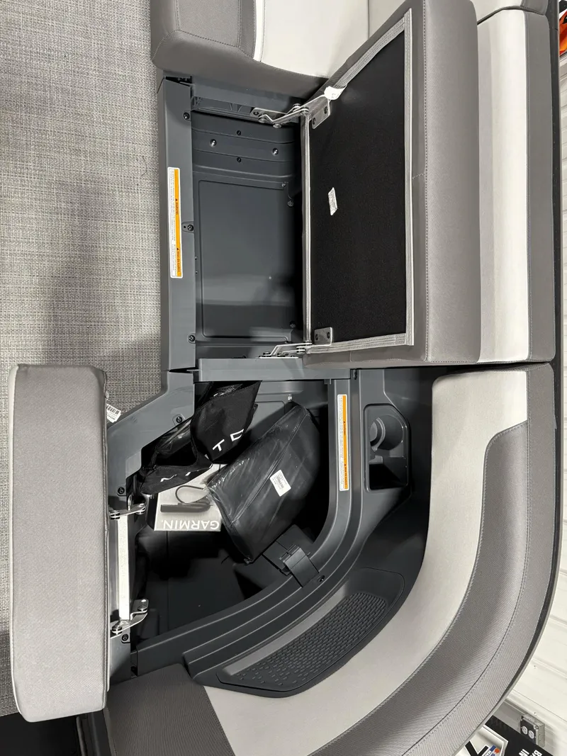 Slide: The Image of Manitou Cruise 22 MAX Bench Twin Tube 2025 - 10