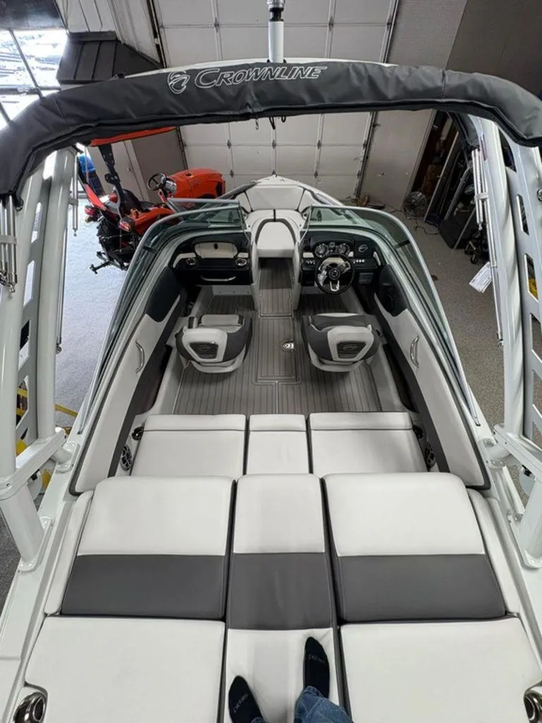 Slide: The Image of Crownline Boats 210 SS 2025 - 3