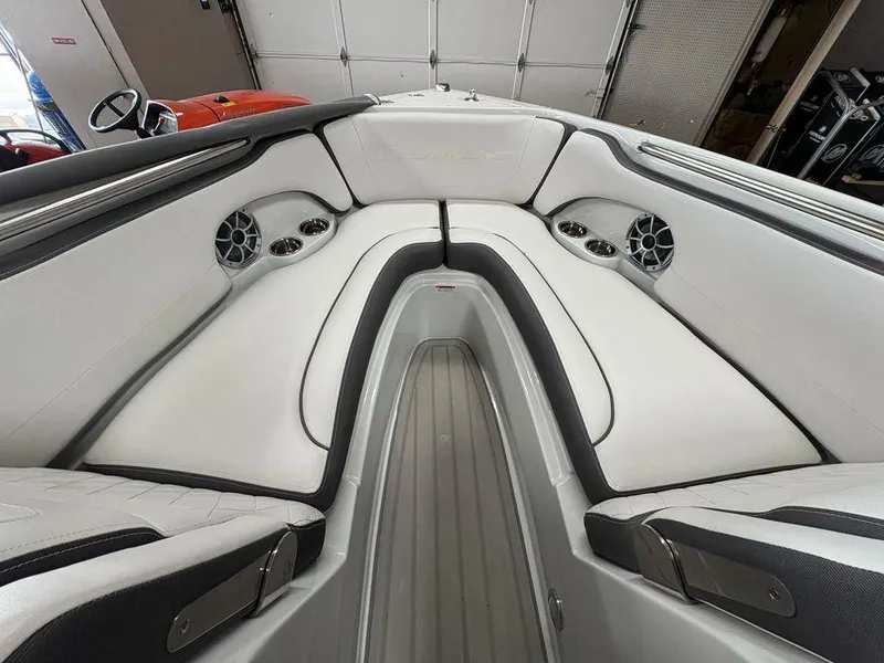 Slide: The Image of Crownline Boats 210 SS 2025 - 5