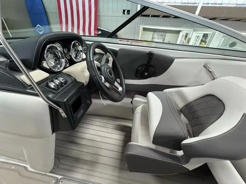Slide: The Image of Crownline Boats 210 SS 2025 - 6