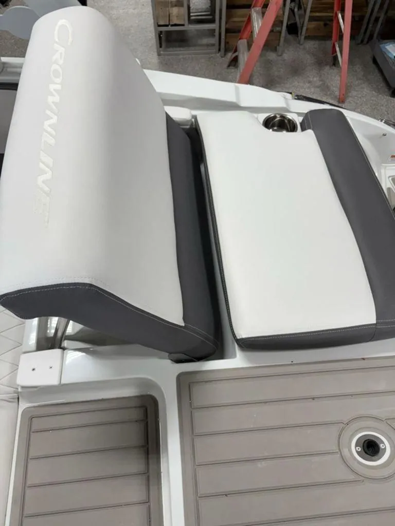 Slide: The Image of Crownline Boats 210 SS 2025 - 9