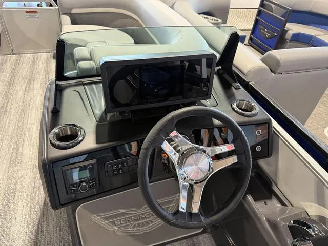 Slide: The Image of Bennington M Swingback 22 MSB Tritoon 2025 - 22