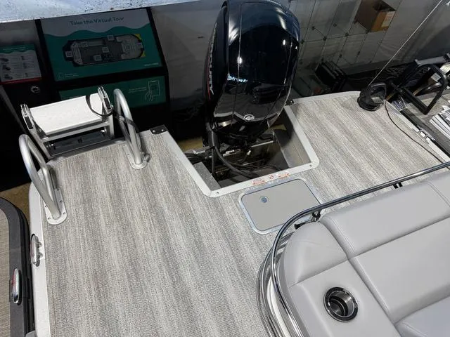 Slide: The Image of Bennington M Swingback 22 MSB Tritoon 2025 - 34