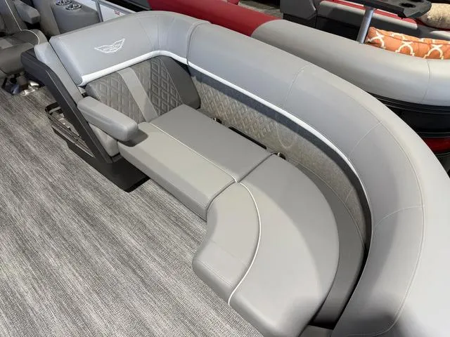 Slide: The Image of Bennington M Swingback 22 MSB Tritoon 2025 - 6