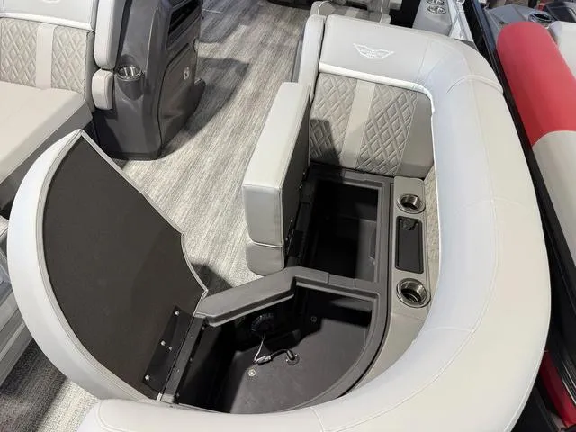 Slide: The Image of Bennington M Swingback 22 MSB Tritoon 2025 - 8