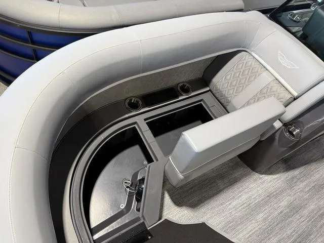 Slide: The Image of Bennington M Swingback 22 MSB Tritoon 2025 - 11