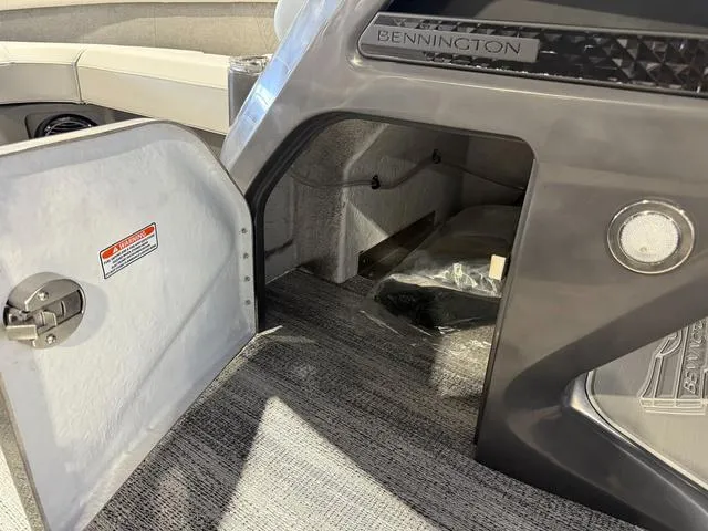 Slide: The Image of Bennington M Swingback 22 MSB Tritoon 2025 - 21