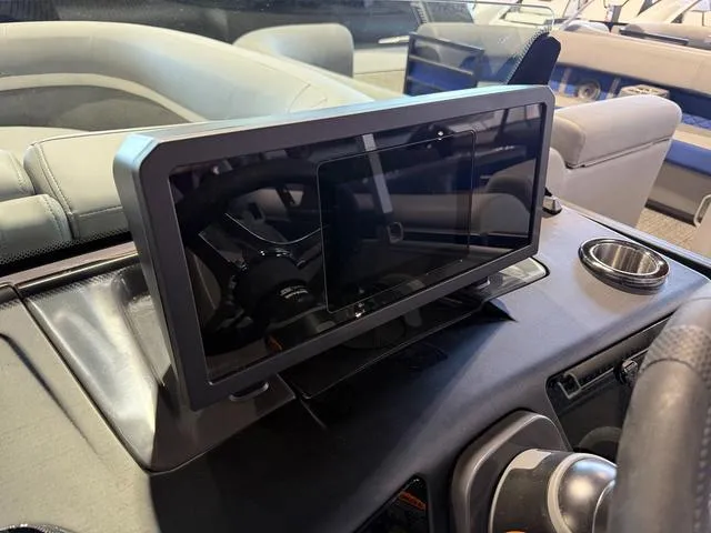 Slide: The Image of Bennington M Swingback 22 MSB Tritoon 2025 - 23