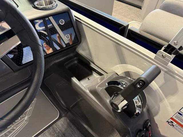 Slide: The Image of Bennington M Swingback 22 MSB Tritoon 2025 - 25