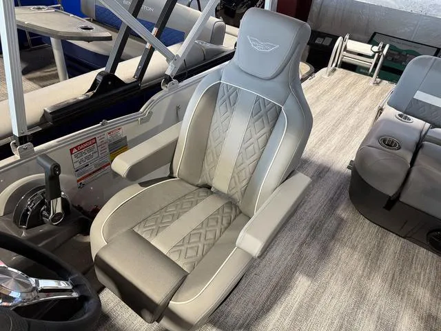 Slide: The Image of Bennington M Swingback 22 MSB Tritoon 2025 - 26