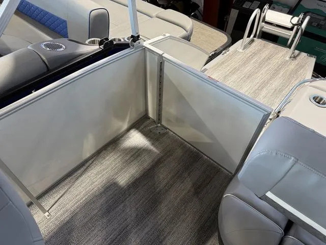 Slide: The Image of Bennington M Swingback 22 MSB Tritoon 2025 - 30