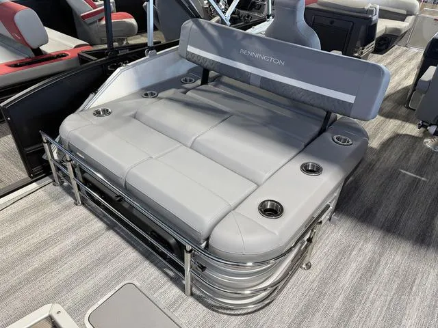 Slide: The Image of Bennington M Swingback 22 MSB Tritoon 2025 - 31