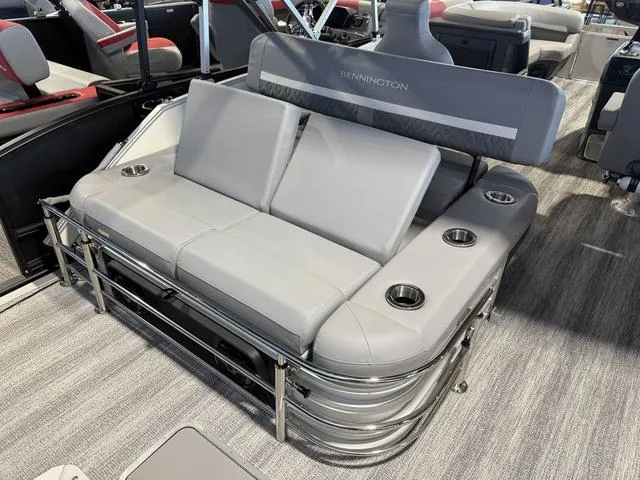 Slide: The Image of Bennington M Swingback 22 MSB Tritoon 2025 - 33