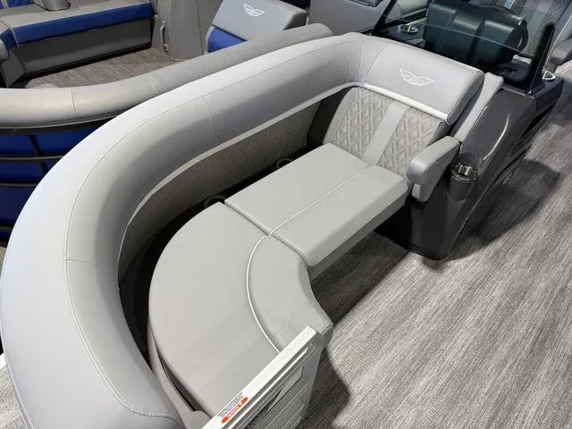 Slide: The Image of Bennington M Swingback 22 MSB Tritoon 2025 - 9