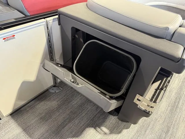 Slide: The Image of Bennington M Swingback 22 MSB Tritoon 2025 - 17