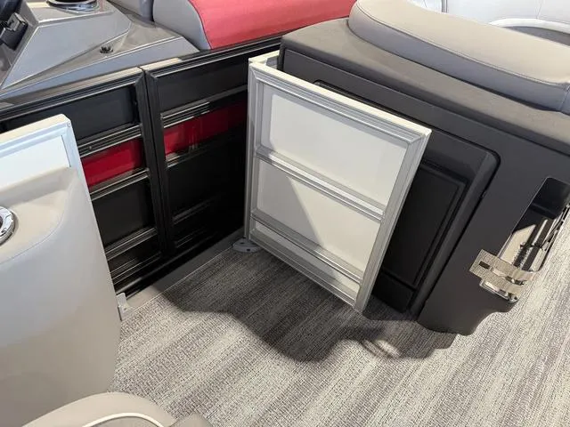 Slide: The Image of Bennington M Swingback 22 MSB Tritoon 2025 - 18