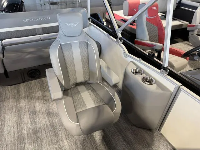 Slide: The Image of Bennington M Swingback 22 MSB Tritoon 2025 - 19