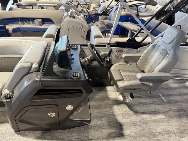 Slide: The Image of Bennington M Swingback 22 MSB Tritoon 2025 - 20