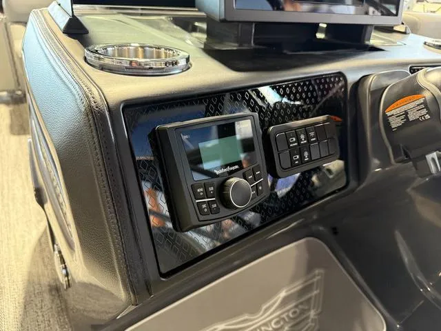 Slide: The Image of Bennington M Swingback 22 MSB Tritoon 2025 - 24