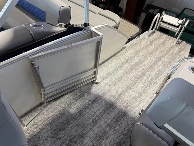 Slide: The Image of Bennington M Swingback 22 MSB Tritoon 2025 - 29