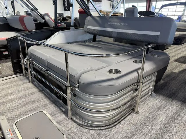 Slide: The Image of Bennington M Swingback 22 MSB Tritoon 2025 - 32