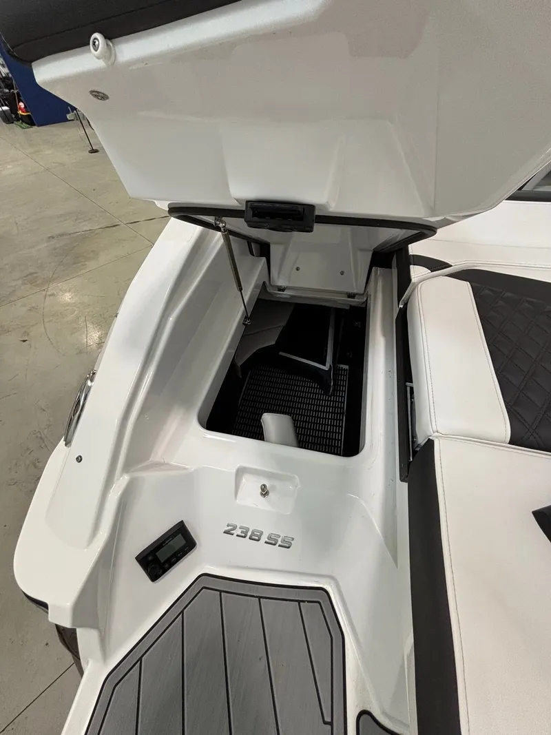 Slide: The Image of Monterey 238SS Luxury Bowrider 2025 - 37