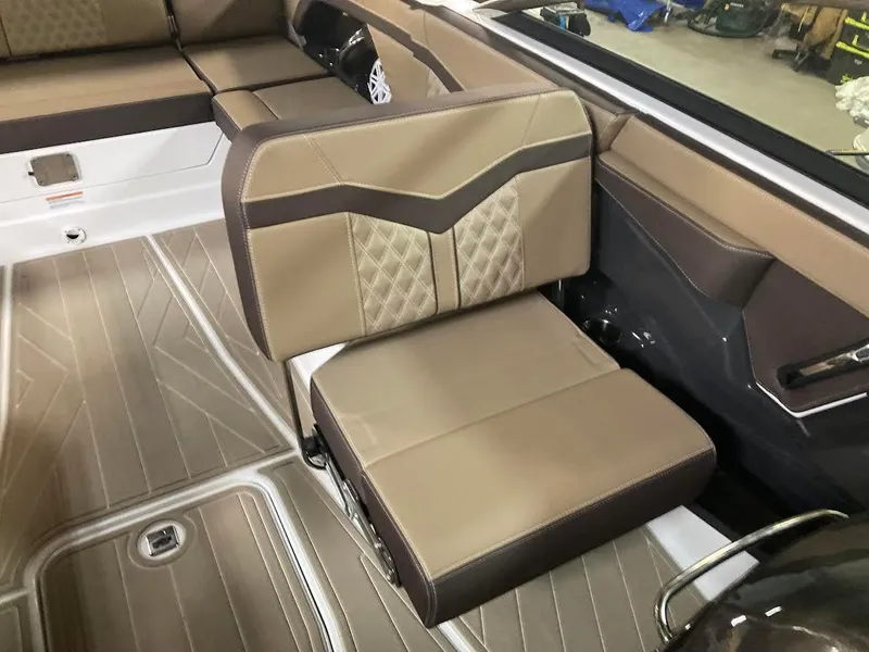 Slide: The Image of Monterey 278SS Bowrider 2025 - 16