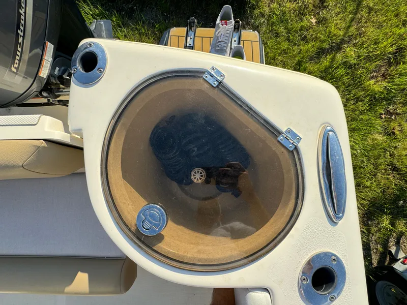 Slide: The Image of Top view of 2014 Scout 245 XSF boat's circular livewell with clear lid. - 14