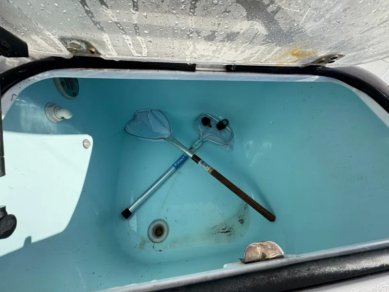 Slide: The Image of Open livewell with nets inside a 2007 Pro-Line 29 Super Sport boat. - 13