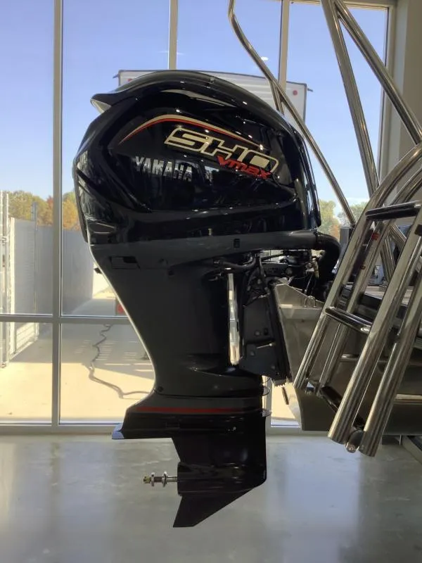 Slide: The Image of 2025 G3 FUSION 324SS outboard motor, Yamaha engine, displayed indoors. - 5