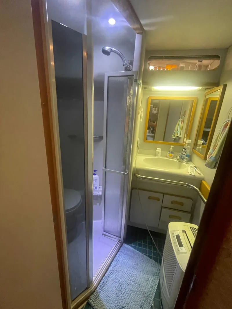 Slide: The Image of Bathroom interior of 1991 Sea Ray Sun Dancer 480 Express yacht. - 14