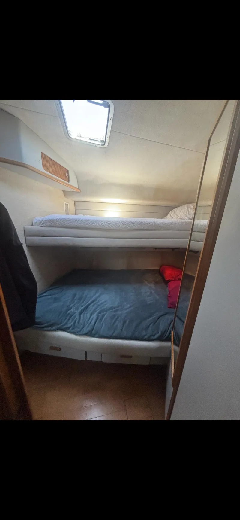 Slide: The Image of Interior cabin of 1991 Sea Ray Sun Dancer 480 Express with bunk beds. - 17