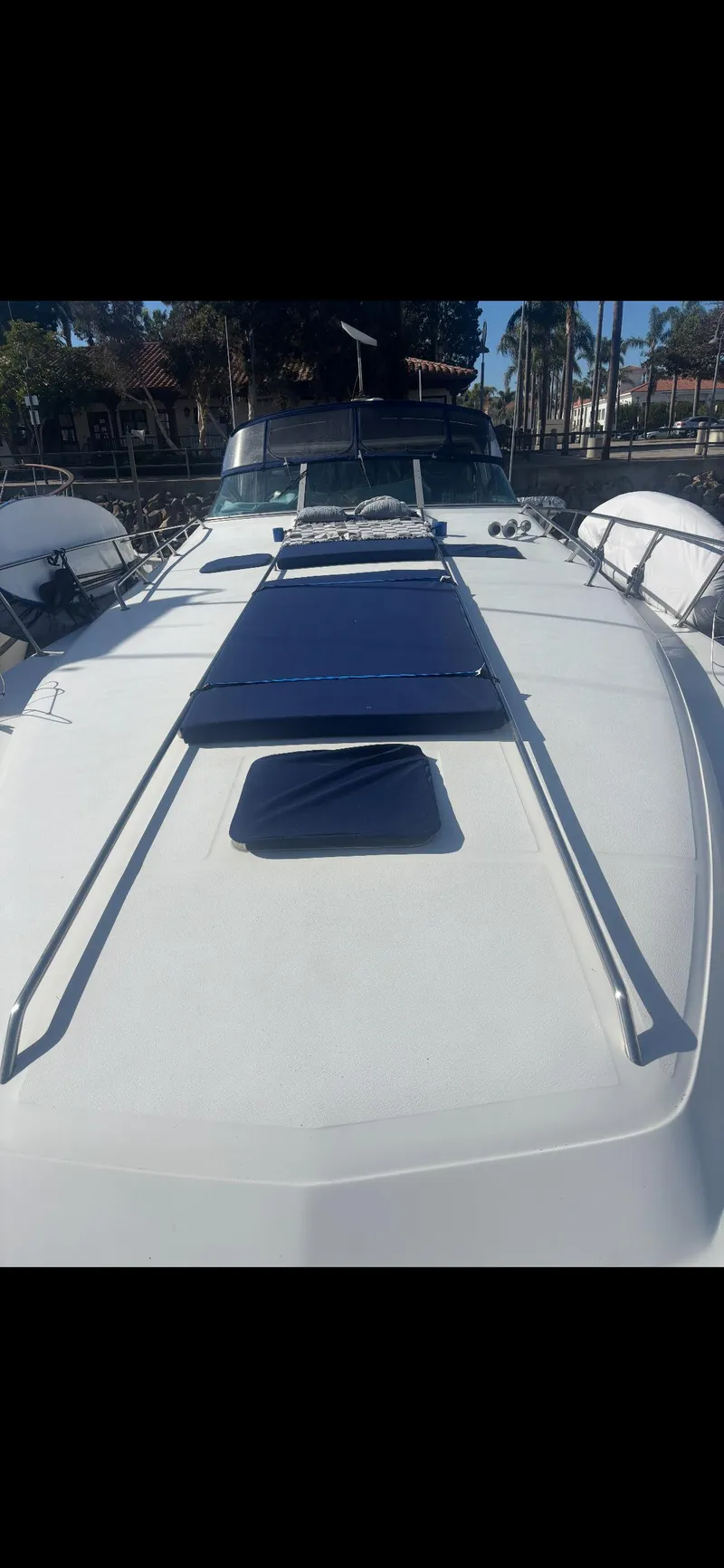 Slide: The Image of 1991 Sea Ray Sun Dancer 480 Express yacht, sleek deck view. - 20