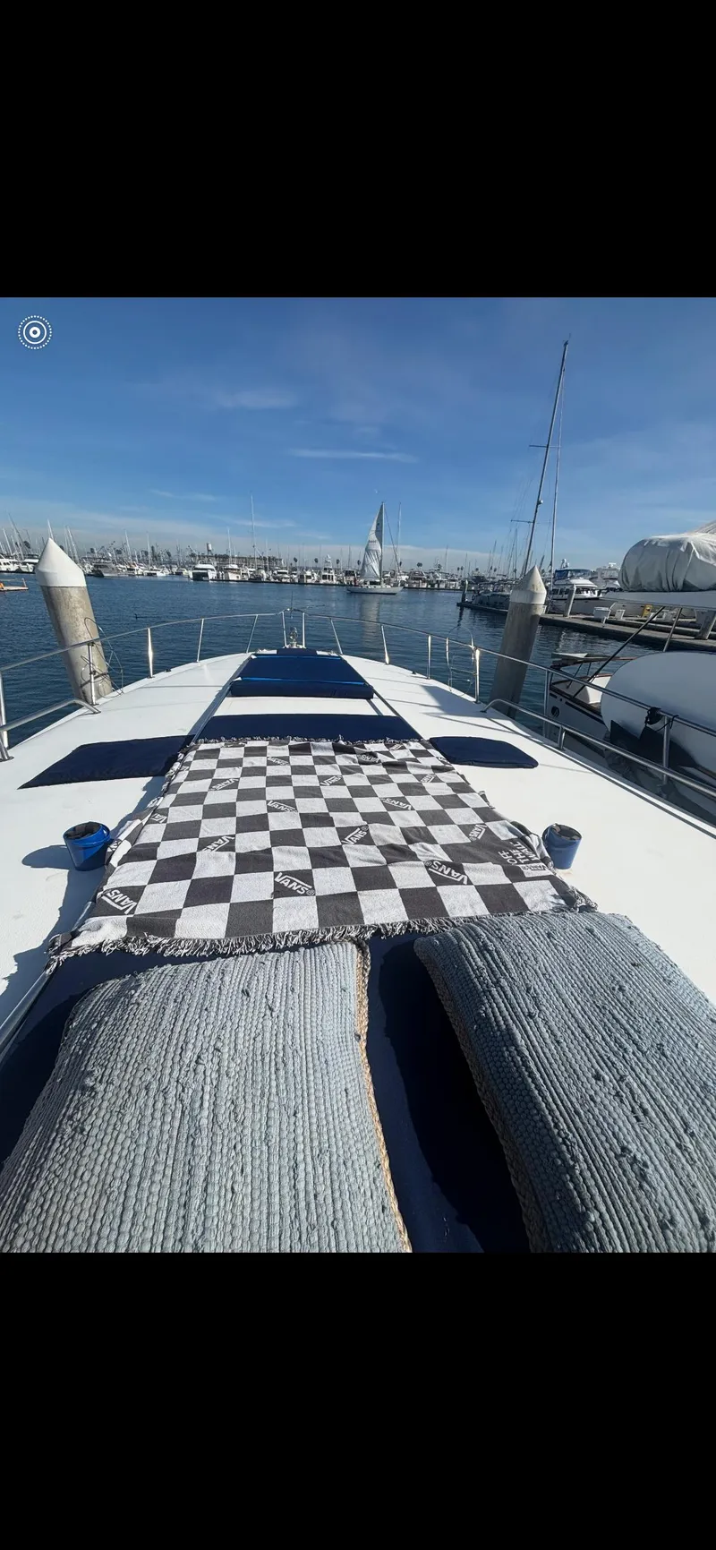 Slide: The Image of 1991 Sea Ray Sun Dancer 480 Express yacht with checkered blanket on deck, docked in marina. - 21